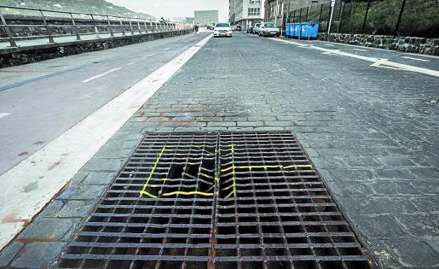 Una rejilla rota en el paseo Nuevo