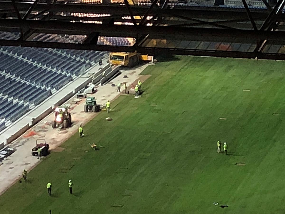 Las obras siguen a un ritmo vertiginoso tanto dentro, con la instalación de los últimos tepes de césped, como fuera, con una grada Sur cada vez más azul.