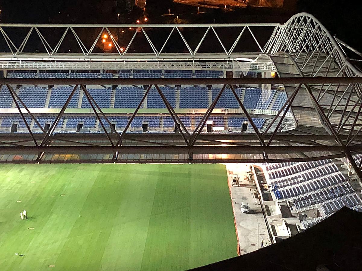 Las obras siguen a un ritmo vertiginoso tanto dentro, con la instalación de los últimos tepes de césped, como fuera, con una grada Sur cada vez más azul.
