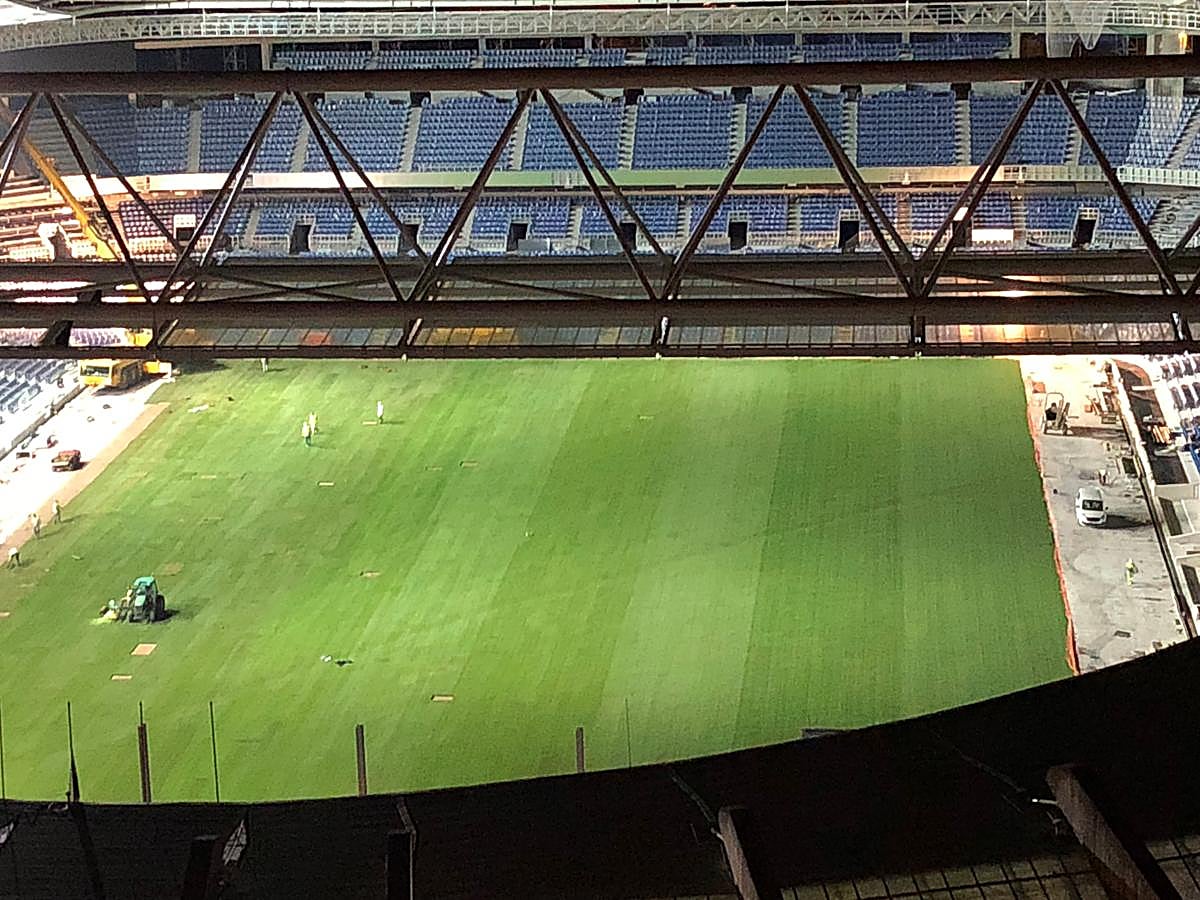 Las obras siguen a un ritmo vertiginoso tanto dentro, con la instalación de los últimos tepes de césped, como fuera, con una grada Sur cada vez más azul.