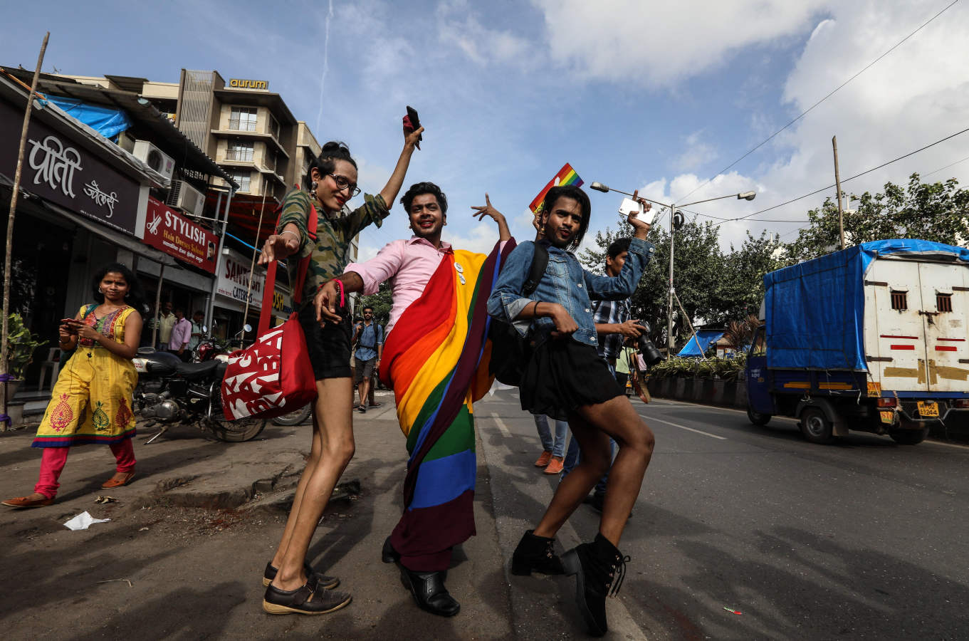 El Tribunal Supremo de la India despenalizó este jueves la homosexualidad, al poner fin a una legislación de 1861 que castigaba los «actos contra natura» con prisión, un dictamen histórico que lo convierte en el segundo país del sur de Asia en permitir las relaciones entre personas del mismo sexo.