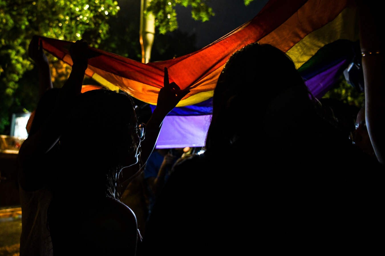 El Tribunal Supremo de la India despenalizó este jueves la homosexualidad, al poner fin a una legislación de 1861 que castigaba los «actos contra natura» con prisión, un dictamen histórico que lo convierte en el segundo país del sur de Asia en permitir las relaciones entre personas del mismo sexo.