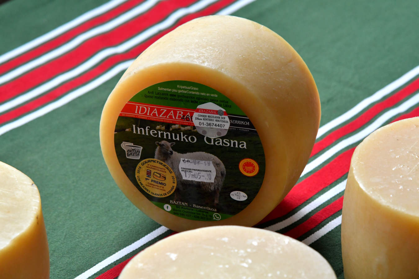 Julen Arburua hace queso en un caserío muy apartado de Baztan. El campeón quiere agradecer la ayuda que ha recibido de las queserías Aizpea e Ipiñaburu