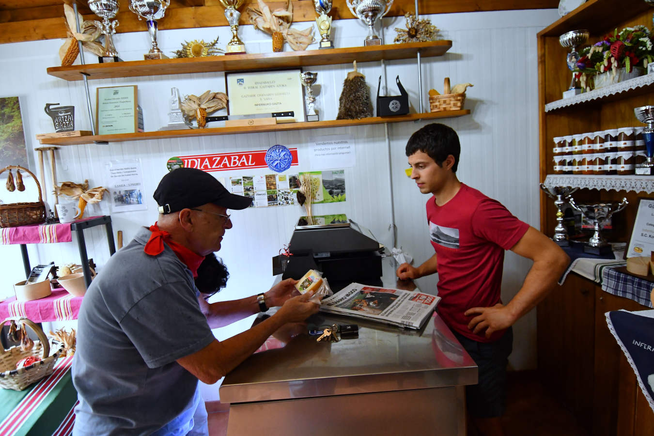 Julen Arburua hace queso en un caserío muy apartado de Baztan. El campeón quiere agradecer la ayuda que ha recibido de las queserías Aizpea e Ipiñaburu