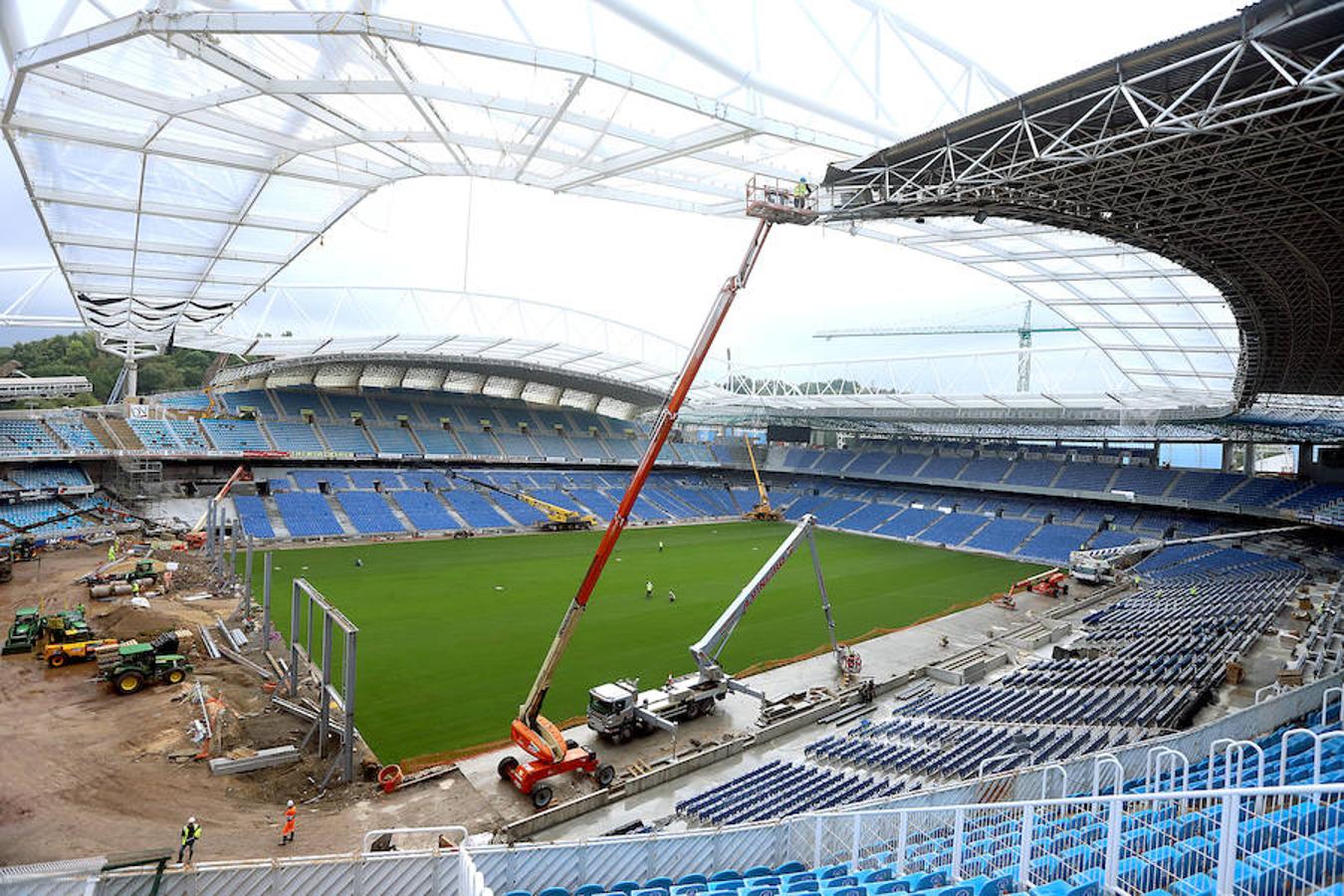 El estadio de la Real Sociedad continúa con las obras para que todo esté listo el próximo sábado día 15 en el partido ante el Barcelona