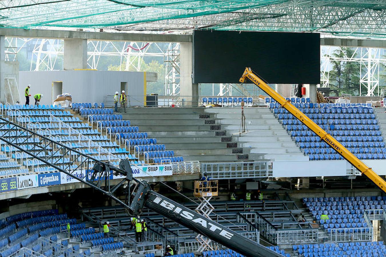 El estadio de la Real Sociedad continúa con las obras para que todo esté listo el próximo sábado día 15 en el partido ante el Barcelona