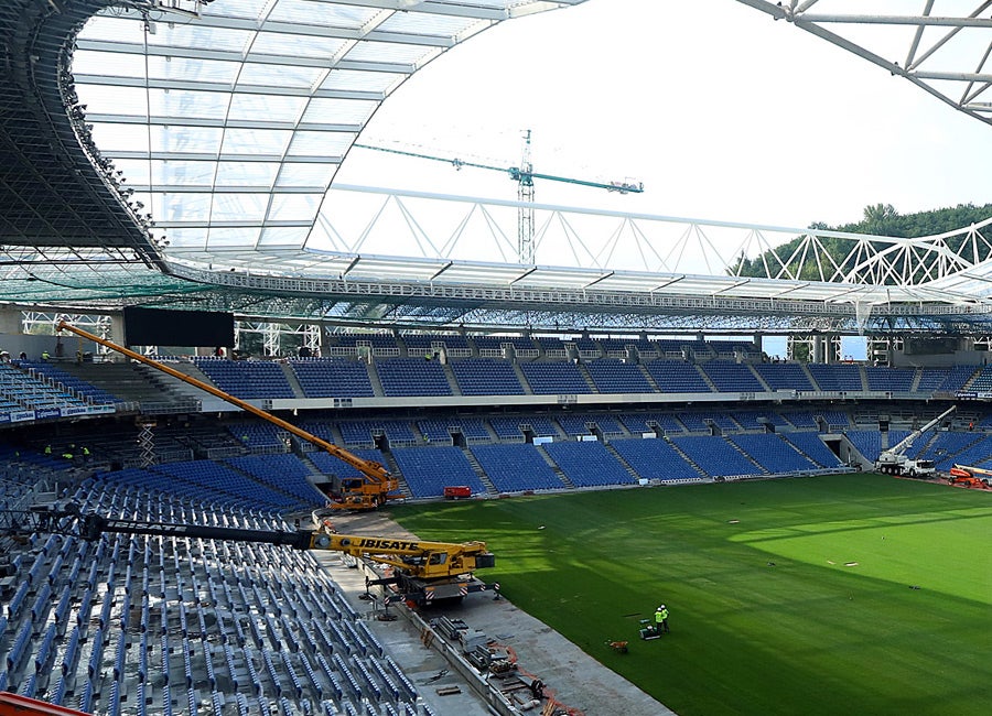 El estadio de la Real Sociedad continúa con las obras para que todo esté listo el próximo sábado día 15 en el partido ante el Barcelona. Este jueves ha estrenado al completo su nuevo césped.