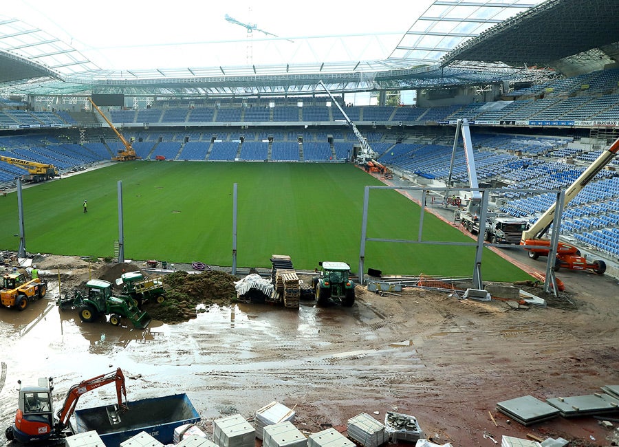 El estadio de la Real Sociedad continúa con las obras para que todo esté listo el próximo sábado día 15 en el partido ante el Barcelona. Este jueves ha estrenado al completo su nuevo césped.