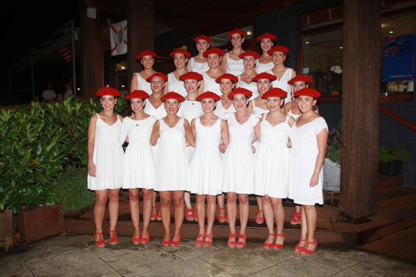 Comienzan las fiestas de Hondarribia y el jueves a las 22:30 horas fue la presentación de las cantineras del Alarde de Hondarribia. 