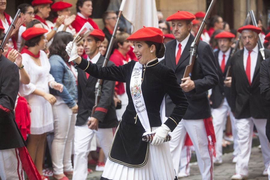 El Alarde recorre las calles de Hondarribia ante un público entregado. La compañía Jaizkibel ha realizado el recorrido de la mañana en un ambiente de tensión por los plásticos negros y los silbatos