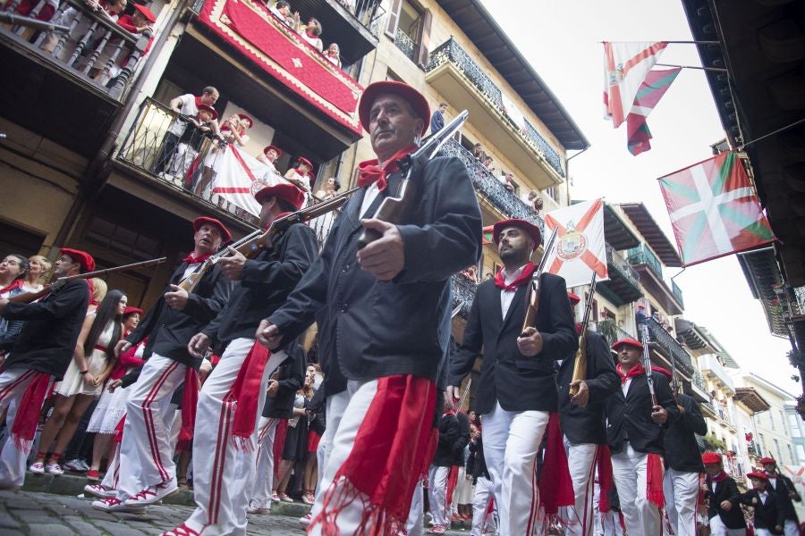 El Alarde recorre las calles de Hondarribia ante un público entregado. La compañía Jaizkibel ha realizado el recorrido de la mañana en un ambiente de tensión por los plásticos negros y los silbatos