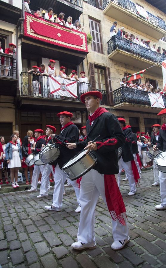 El Alarde recorre las calles de Hondarribia ante un público entregado. La compañía Jaizkibel ha realizado el recorrido de la mañana en un ambiente de tensión por los plásticos negros y los silbatos