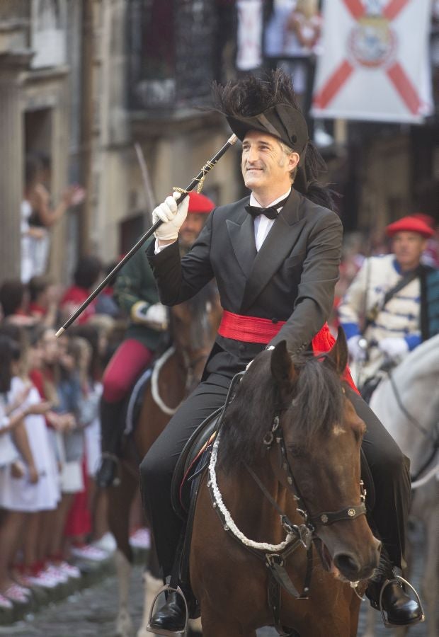 El Alarde recorre las calles de Hondarribia ante un público entregado. La compañía Jaizkibel ha realizado el recorrido de la mañana en un ambiente de tensión por los plásticos negros y los silbatos