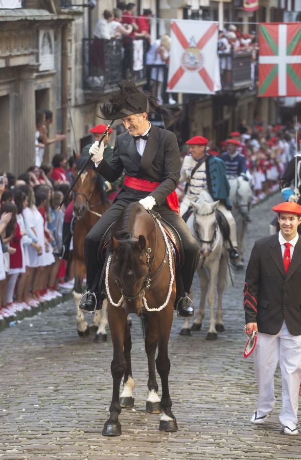 El Alarde recorre las calles de Hondarribia ante un público entregado. La compañía Jaizkibel ha realizado el recorrido de la mañana en un ambiente de tensión por los plásticos negros y los silbatos