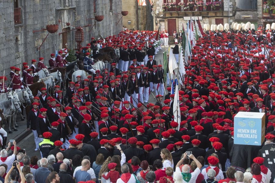 El Alarde recorre las calles de Hondarribia ante un público entregado. La compañía Jaizkibel ha realizado el recorrido de la mañana en un ambiente de tensión por los plásticos negros y los silbatos