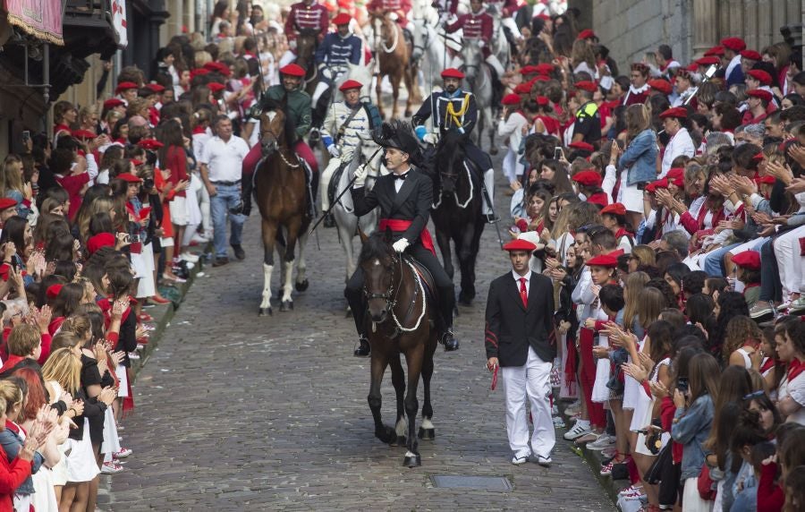 El Alarde recorre las calles de Hondarribia ante un público entregado. La compañía Jaizkibel ha realizado el recorrido de la mañana en un ambiente de tensión por los plásticos negros y los silbatos