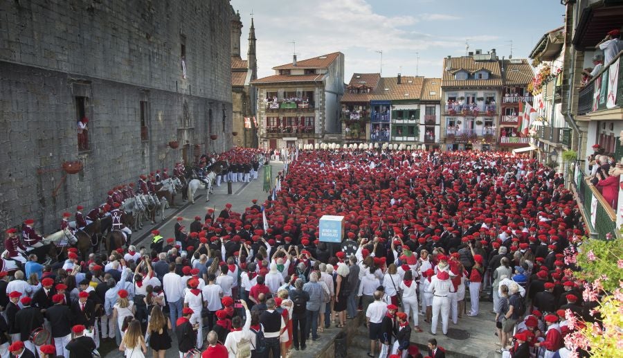 El Alarde recorre las calles de Hondarribia ante un público entregado. La compañía Jaizkibel ha realizado el recorrido de la mañana en un ambiente de tensión por los plásticos negros y los silbatos