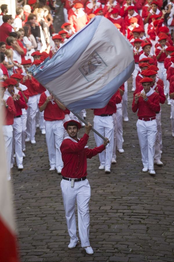 El Alarde recorre las calles de Hondarribia ante un público entregado. La compañía Jaizkibel ha realizado el recorrido de la mañana en un ambiente de tensión por los plásticos negros y los silbatos