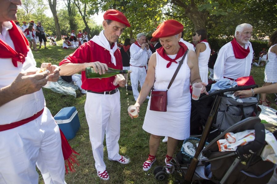 El Alarde recorre las calles de Hondarribia ante un público entregado. La compañía Jaizkibel ha realizado el recorrido de la mañana en un ambiente de tensión por los plásticos negros y los silbatos