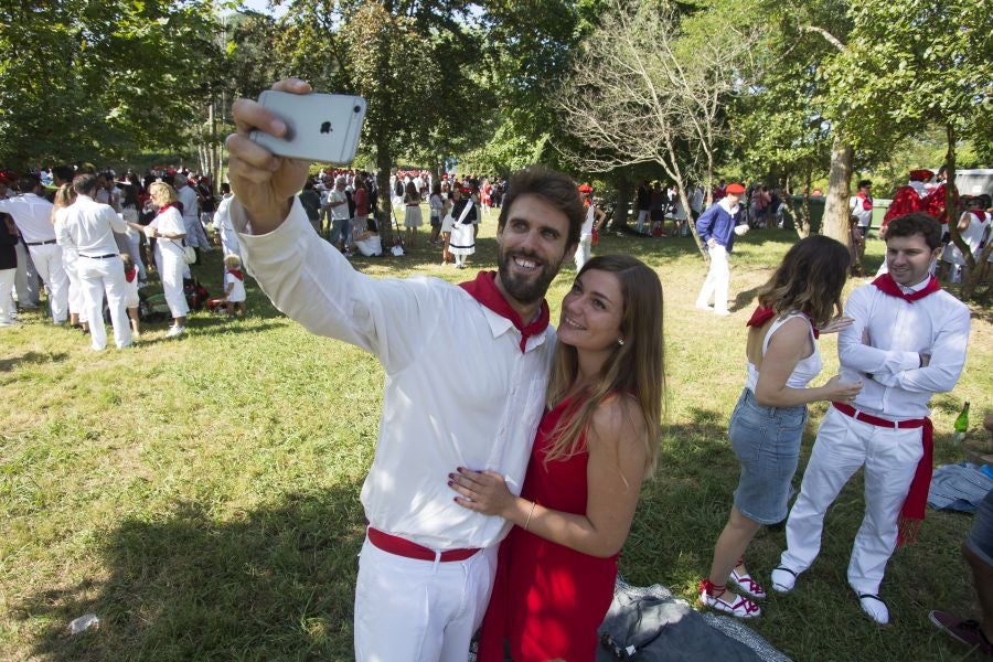 El Alarde recorre las calles de Hondarribia ante un público entregado. La compañía Jaizkibel ha realizado el recorrido de la mañana en un ambiente de tensión por los plásticos negros y los silbatos