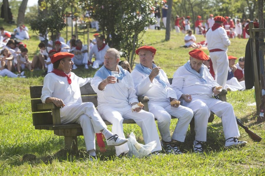 El Alarde recorre las calles de Hondarribia ante un público entregado. La compañía Jaizkibel ha realizado el recorrido de la mañana en un ambiente de tensión por los plásticos negros y los silbatos