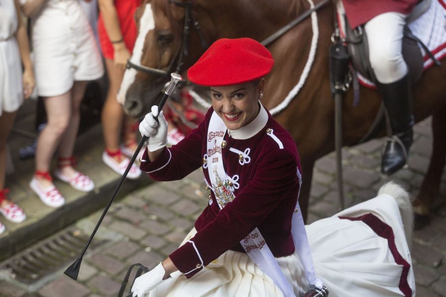 El Alarde recorre las calles de Hondarribia ante un público entregado. La compañía Jaizkibel ha realizado el recorrido de la mañana en un ambiente de tensión por los plásticos negros y los silbatos