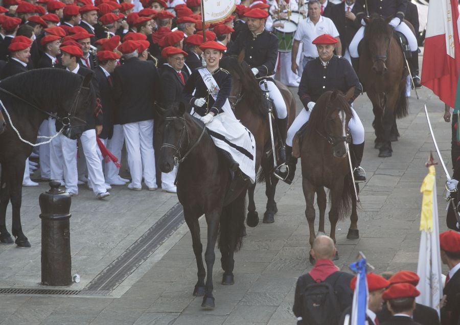 El Alarde recorre las calles de Hondarribia ante un público entregado. La compañía Jaizkibel ha realizado el recorrido de la mañana en un ambiente de tensión por los plásticos negros y los silbatos