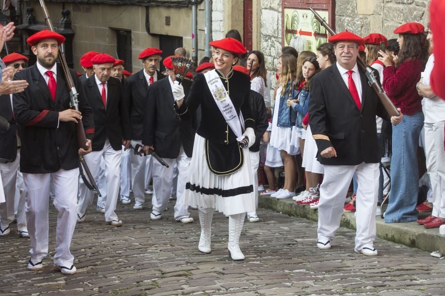 El Alarde recorre las calles de Hondarribia ante un público entregado. La compañía Jaizkibel ha realizado el recorrido de la mañana en un ambiente de tensión por los plásticos negros y los silbatos