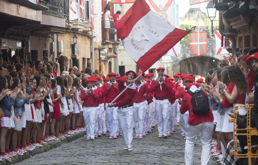 El Alarde recorre las calles de Hondarribia ante un público entregado. La compañía Jaizkibel ha realizado el recorrido de la mañana en un ambiente de tensión por los plásticos negros y los silbatos