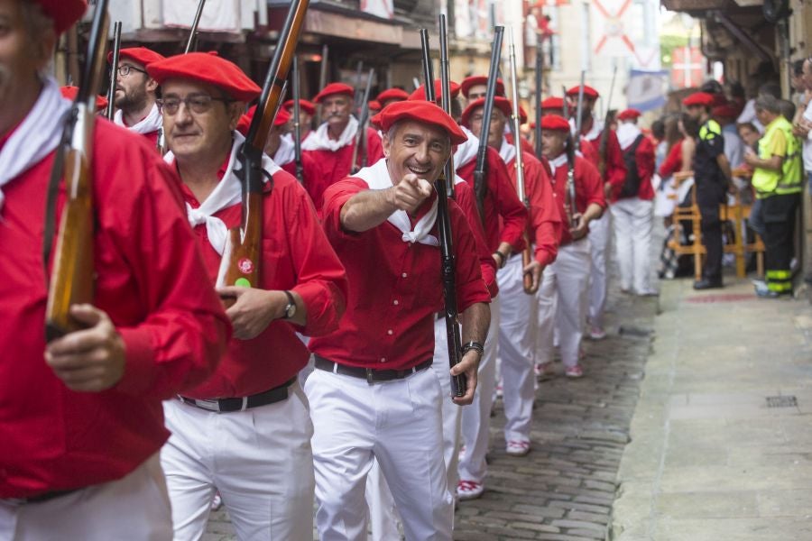 El Alarde recorre las calles de Hondarribia ante un público entregado. La compañía Jaizkibel ha realizado el recorrido de la mañana en un ambiente de tensión por los plásticos negros y los silbatos