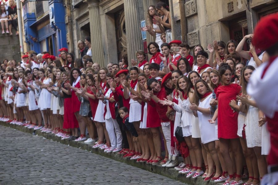 El Alarde recorre las calles de Hondarribia ante un público entregado. La compañía Jaizkibel ha realizado el recorrido de la mañana en un ambiente de tensión por los plásticos negros y los silbatos