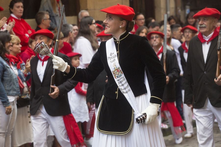 El Alarde recorre las calles de Hondarribia ante un público entregado. La compañía Jaizkibel ha realizado el recorrido de la mañana en un ambiente de tensión por los plásticos negros y los silbatos