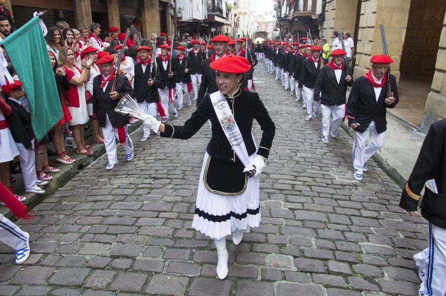 El Alarde recorre las calles de Hondarribia ante un público entregado. La compañía Jaizkibel ha realizado el recorrido de la mañana en un ambiente de tensión por los plásticos negros y los silbatos