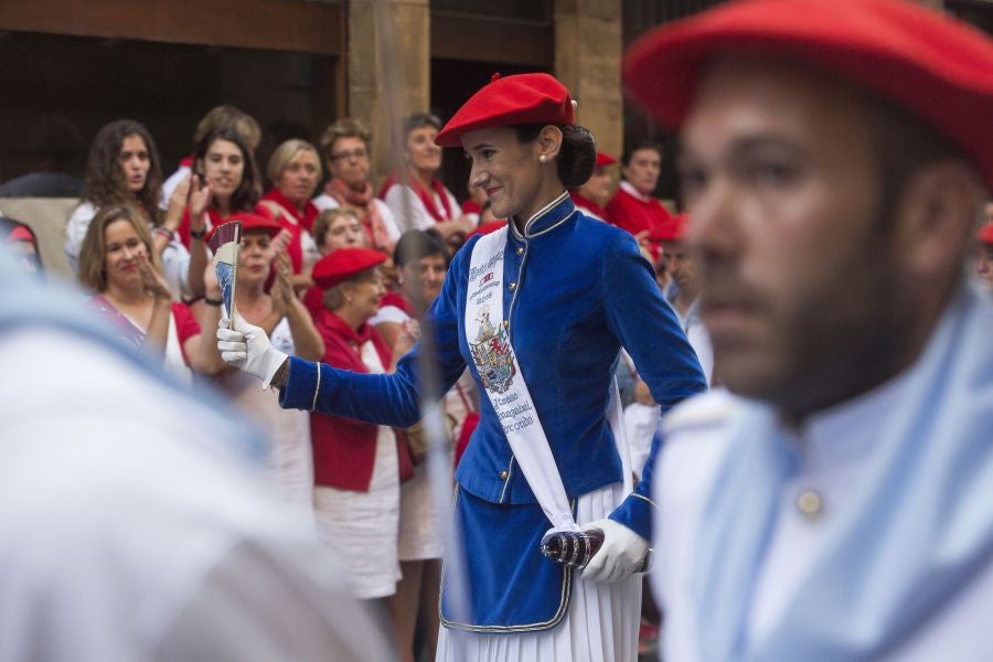 El Alarde recorre las calles de Hondarribia ante un público entregado. La compañía Jaizkibel ha realizado el recorrido de la mañana en un ambiente de tensión por los plásticos negros y los silbatos
