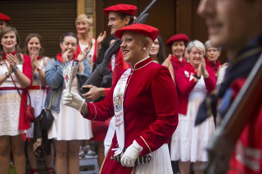 El Alarde recorre las calles de Hondarribia ante un público entregado. La compañía Jaizkibel ha realizado el recorrido de la mañana en un ambiente de tensión por los plásticos negros y los silbatos