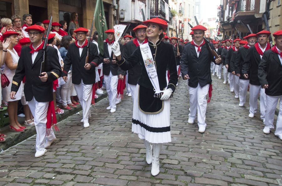 El Alarde recorre las calles de Hondarribia ante un público entregado. La compañía Jaizkibel ha realizado el recorrido de la mañana en un ambiente de tensión por los plásticos negros y los silbatos
