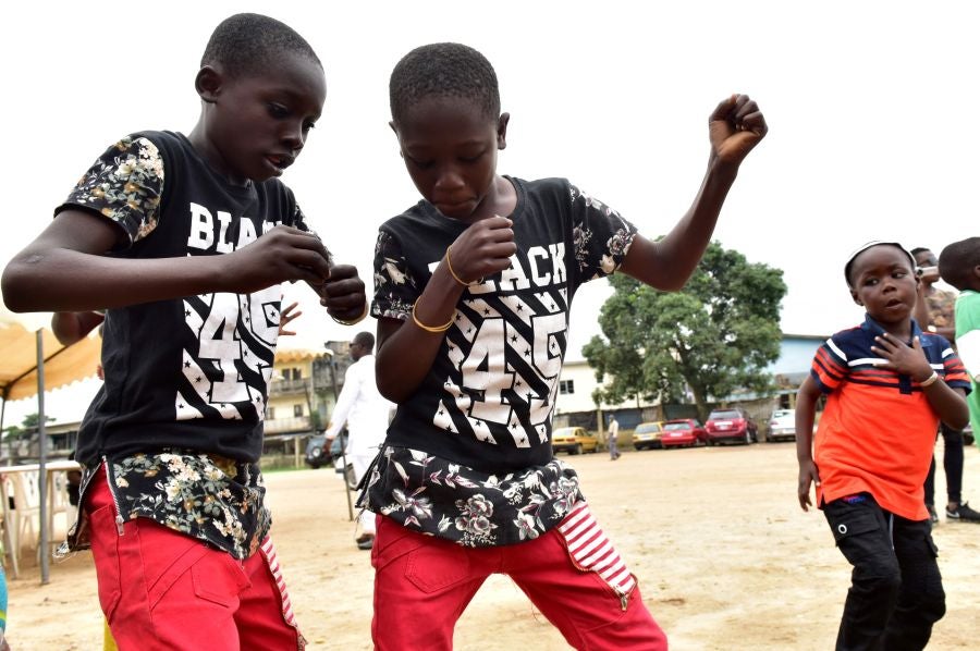 El Festival de la Generación en la aldea de Abobodoume, Costa de Marfil, cumple tres siglos y honra a los ancestros de los Ebrie, miembros del grupo étnico Akan. La mayoría de los pueblos Akan son descendientes de personas que huyeron de Ashante y ahora constituyen aproximadamente una quinta parte de la población de Costa de Marfil. 