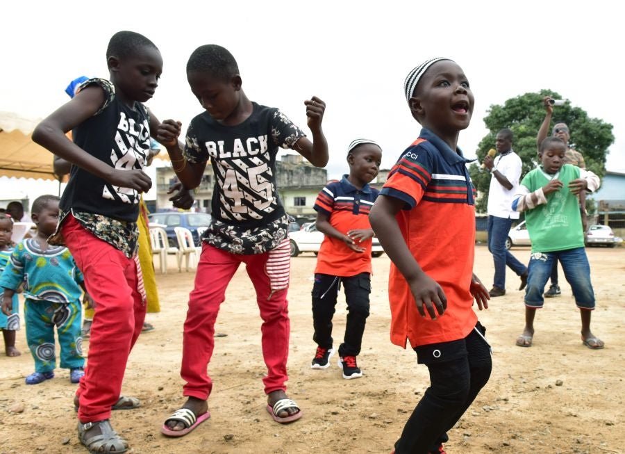 El Festival de la Generación en la aldea de Abobodoume, Costa de Marfil, cumple tres siglos y honra a los ancestros de los Ebrie, miembros del grupo étnico Akan. La mayoría de los pueblos Akan son descendientes de personas que huyeron de Ashante y ahora constituyen aproximadamente una quinta parte de la población de Costa de Marfil. 