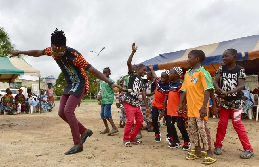 El Festival de la Generación en la aldea de Abobodoume, Costa de Marfil, cumple tres siglos y honra a los ancestros de los Ebrie, miembros del grupo étnico Akan. La mayoría de los pueblos Akan son descendientes de personas que huyeron de Ashante y ahora constituyen aproximadamente una quinta parte de la población de Costa de Marfil. 