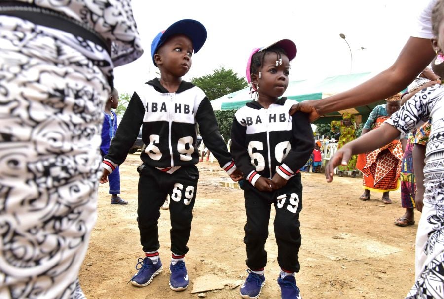 El Festival de la Generación en la aldea de Abobodoume, Costa de Marfil, cumple tres siglos y honra a los ancestros de los Ebrie, miembros del grupo étnico Akan. La mayoría de los pueblos Akan son descendientes de personas que huyeron de Ashante y ahora constituyen aproximadamente una quinta parte de la población de Costa de Marfil. 