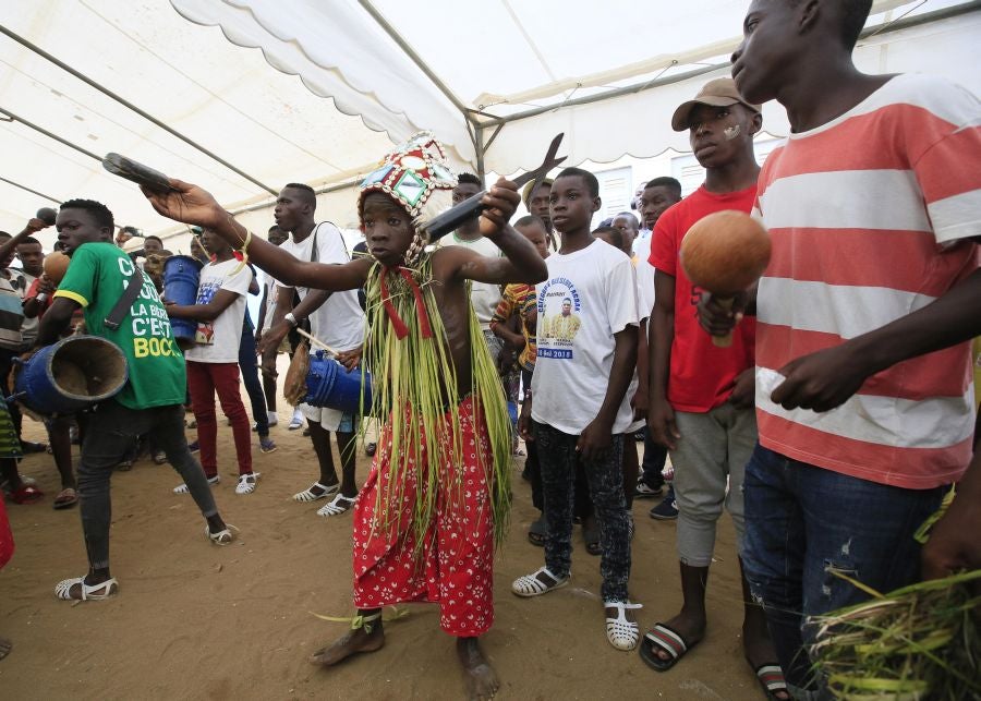 El Festival de la Generación en la aldea de Abobodoume, Costa de Marfil, cumple tres siglos y honra a los ancestros de los Ebrie, miembros del grupo étnico Akan. La mayoría de los pueblos Akan son descendientes de personas que huyeron de Ashante y ahora constituyen aproximadamente una quinta parte de la población de Costa de Marfil. 
