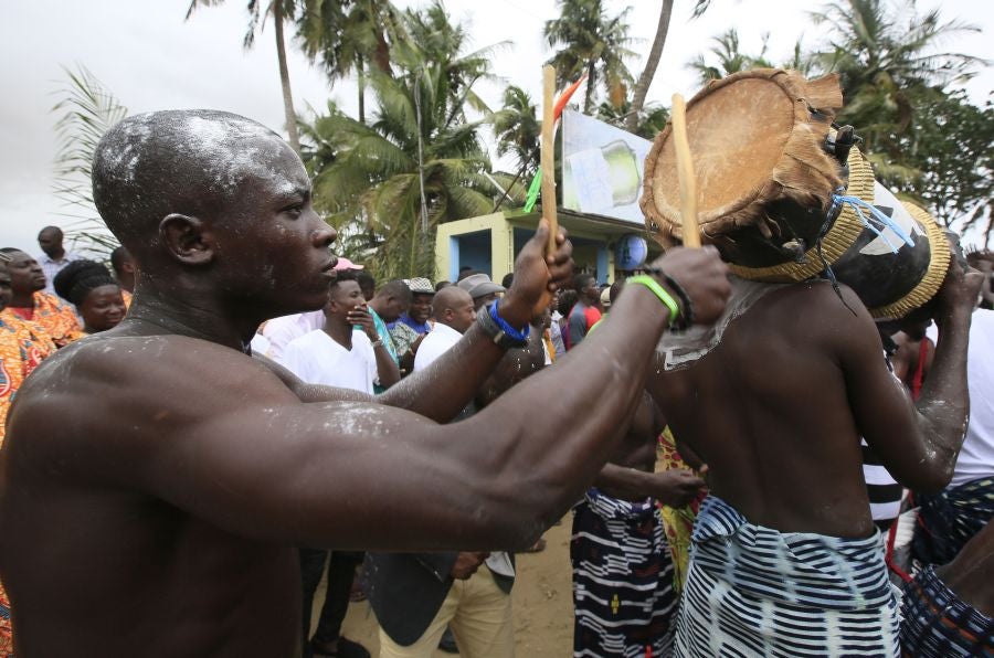 El Festival de la Generación en la aldea de Abobodoume, Costa de Marfil, cumple tres siglos y honra a los ancestros de los Ebrie, miembros del grupo étnico Akan. La mayoría de los pueblos Akan son descendientes de personas que huyeron de Ashante y ahora constituyen aproximadamente una quinta parte de la población de Costa de Marfil. 