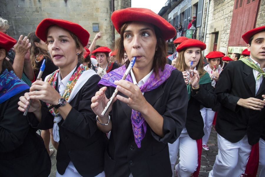 La compañía Jaizkibel ha recorrido las calles de Hondarribia escoltada por ertzaintzas. 