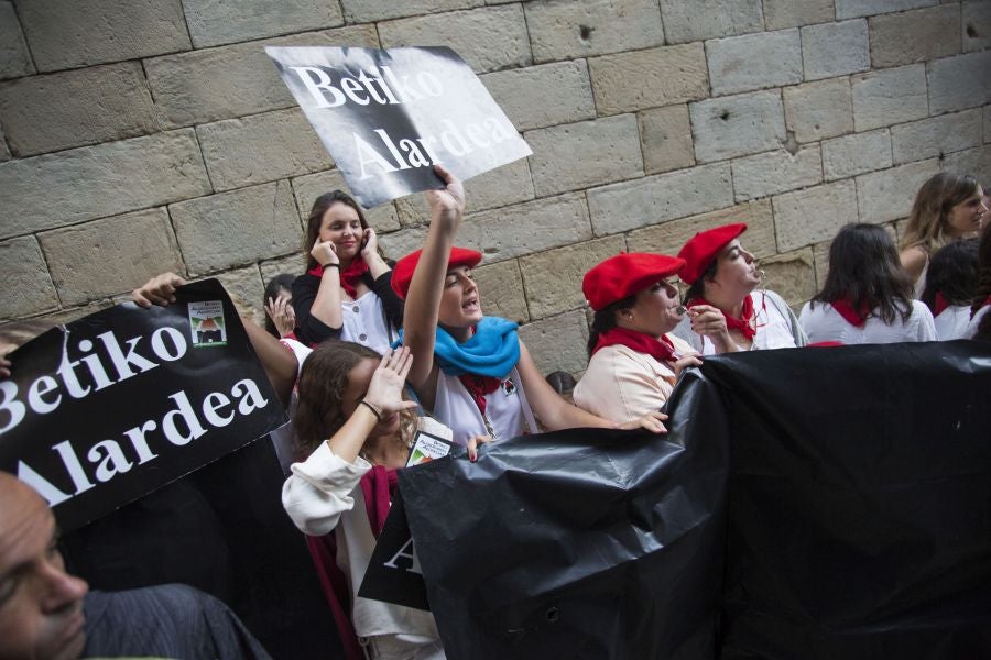 La compañía Jaizkibel ha recorrido las calles de Hondarribia escoltada por ertzaintzas. 