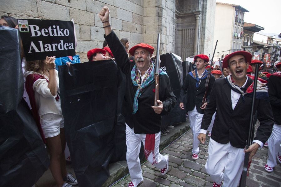 La compañía Jaizkibel ha recorrido las calles de Hondarribia escoltada por ertzaintzas. 