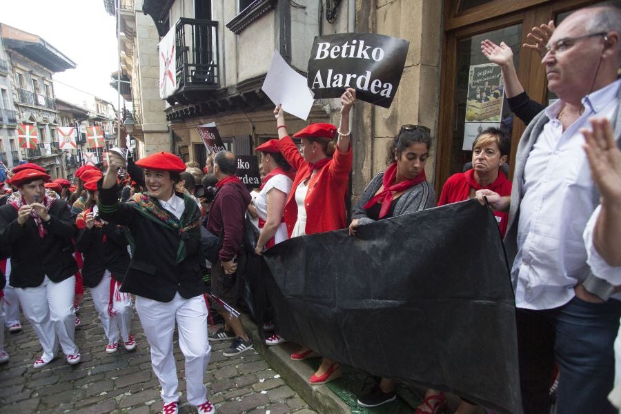 La compañía Jaizkibel ha recorrido las calles de Hondarribia escoltada por ertzaintzas. 