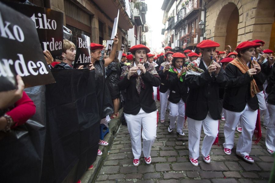 La compañía Jaizkibel ha recorrido las calles de Hondarribia escoltada por ertzaintzas. 