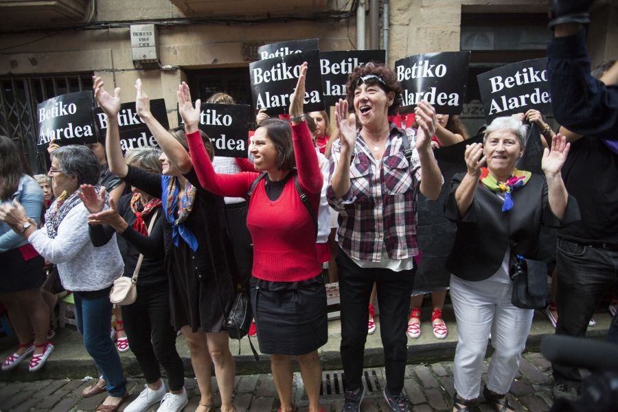 La compañía Jaizkibel ha recorrido las calles de Hondarribia escoltada por ertzaintzas. 