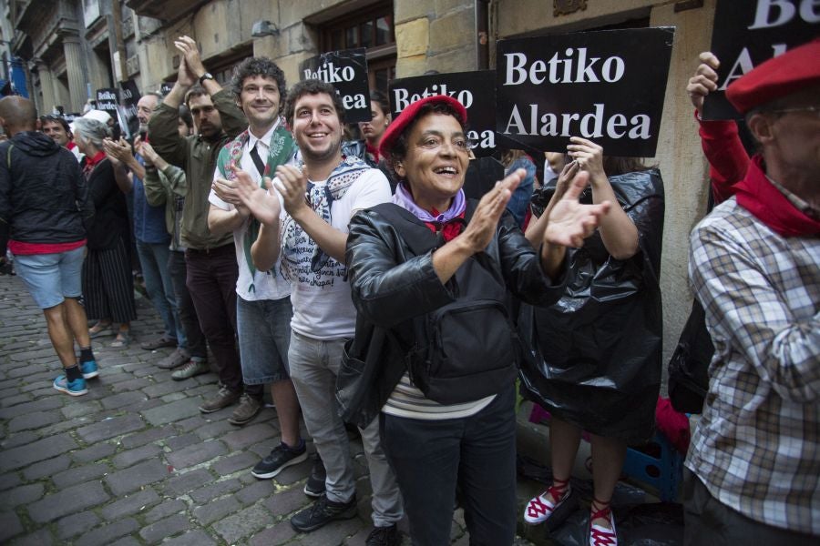 La compañía Jaizkibel ha recorrido las calles de Hondarribia escoltada por ertzaintzas. 