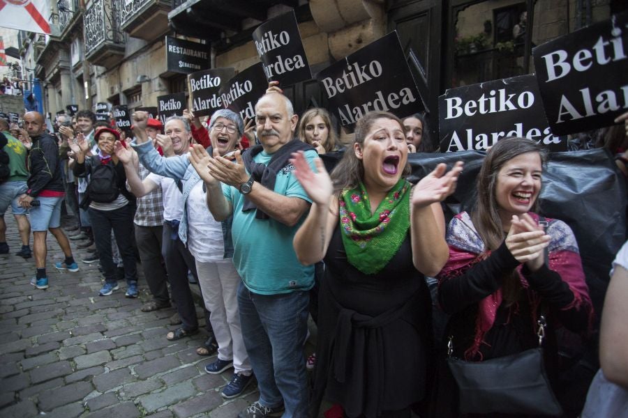 La compañía Jaizkibel ha recorrido las calles de Hondarribia escoltada por ertzaintzas. 